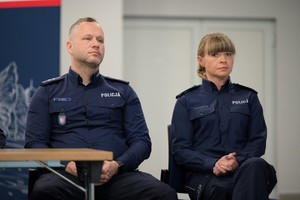 na zdjęciu siedzący mundurowi, policjantka i policjant