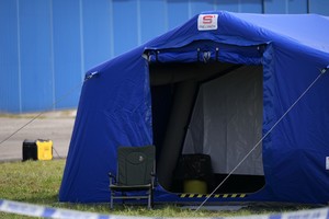 na zdjęciu niebieski namiot, na nim napis pneumatik