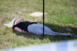 na zdjęciu kobieta pozbawiona nóg, leżąca na trawie