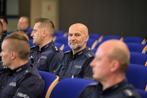 Na zdjęciu policjanci siedzący na auli.