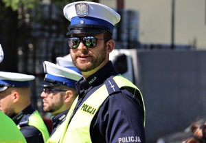 Na zdjęciu umundurowany policjant.