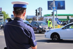 Na zdjęciu policjantka ruchu drogowego.