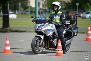 Na zdjęciu policjant ruchu drogowego na motocyklu.