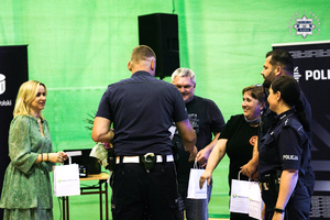 Na zdjęciu umundurowani policjanci oraz uczestnicy Turnieju Bezpieczeństwa Ruchu Drogowego.