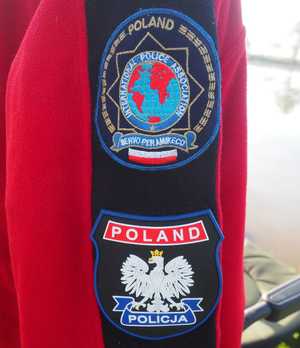 Na zdjęciu 2 naszywki na ubranie z napisem POLAND POLICJA i INTERNATIONAL POLICE ASSOCIATION