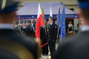 Na zdjęciu przedstawicieli Państwowej Straży Pożarnej w umundurowaniu galowym w czasie obchodów Dnia Strażaka