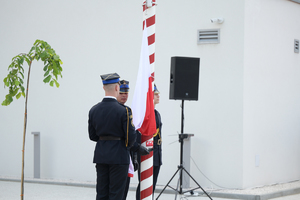 Na zdjęciu przedstawiciele Państwowej Straży Pożarnej wznoszący flagę państwową na maszt