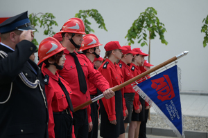 Na zdjęciu stojąca w szeregu Młodzieżowa Grupa Pożarnicza