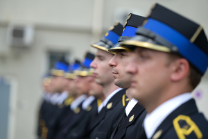zdjęcie przedstawia stojących w szeregu przedstawicieli Państwowej Straży Pożarnej