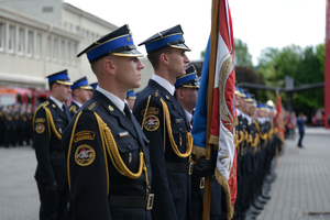 Na zdjęciu przedstawiciele Państwowej Straży Pożarnej w galowym umundurowaniu, trzymają sztandar.