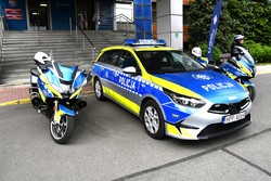 na zdjęciu policyjny dwa motocykle i radiowóz przed budynkiem Komendy Wojewódzkiej Policji w Katowicach