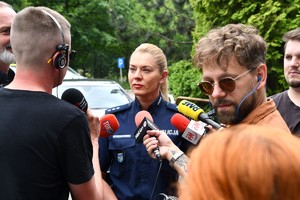 Na zdjęciu pani rzecznik prasowy Komendanta Wojewódzkiego Policji w Katowicach wypowiada się dla mediów