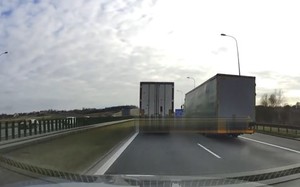 dwa pojazdy ciężarowe na trasie - podczas wyprzedzana