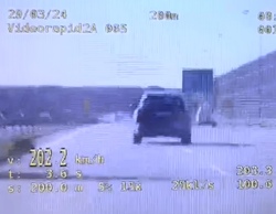 zdjęcie z wideorejestratora - samochód jedzie z prędkością 202,2 kilometry na godzinę