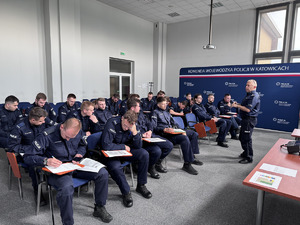 Na zdjęciu policjanci na auli Komisariatu Autostradowego w trakcie wykładu prowadzonego przez przedstawiciela Wydziału Doboru i Szkolenia KWP w Katowicach.