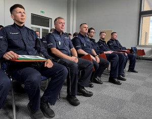Zbliżenie na Komendanta Wojewódzkiego Policji w Katowicach, kierownictwo Wydziału Doboru i Szkolenia oraz uczestników doskonalenia zawodowego.