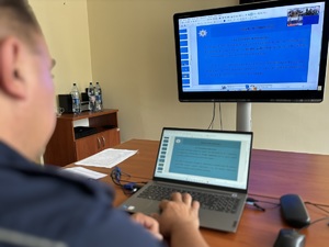 Na zdjęciu przedstawiciel Szkoły Policji w Katowicach w trakcie prowadzenia wykładu w formie zdalnej podczas szkolenia zawodowego podoficerskiego.