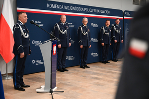 Na zdjęciu Komendant Wojewódzki Policji w Katowicach oraz Zastępca Komendanta Głównego Policji, który stoi przy mównicy oraz Kierownictwo śląskiego garnizonu Policji