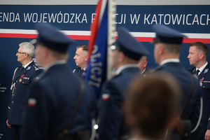 Na zdjęciu za stojącymi tyłem policjantami w umundurowaniu wyjściowym stoją Zastępca Komendanta Głównego Policji oraz Kierownictwo śląskiego garnizonu Policji