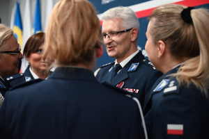 Komendant Wojewódzki Policji w Katowicach rozmawia z policjantkami w umundurowaniu wyjściowym
