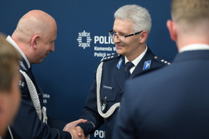 Komendant Wojewódzki Policji w Katowicach przyjmuje gratulacje od Zastępcy Komendanta Wojewódzkiego Policji w Katowicach