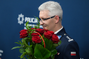 Komendant Wojewódzki Policji w Katowicach z kwiatami w ręku