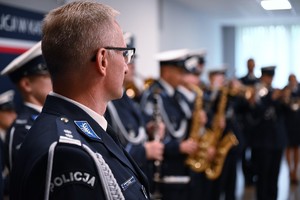 Policjanci z orkiestry w umundurowaniu wyjściowym oraz Naczelnik Wydziału Kadr Komendy Wojewódzkiej Policji w Katowicach