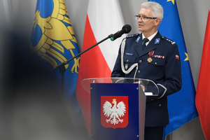 Komendant Wojewódzki Policji w Katowicach stoi przy mównicy