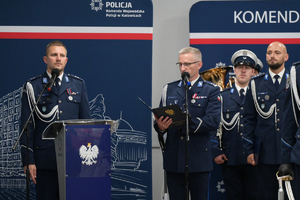 Na zdjęciu policjanci w umundurowaniu wyjściowym, przy mównicy stoi Naczelnik Wydziału Kadr Komendy Wojewódzkiej Policji w Katowicach