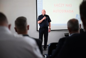 zdjęcie kolorowe przedstawiające Zastępcę KWP w Katowicach insp. Jacka Stelmacha podczas konferencji