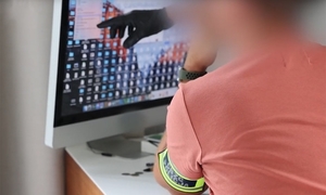 zdjęcie kolorowe przedstawiające osobą znajdującą się przed ekranem monitora komputera