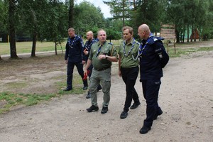 zdjęcie kolorowe przedstawiające Komendantów oraz harcerzy, podczas wizyty na obozie harcerskim
