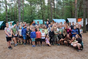 zdjęcie kolorowe przedstawiające Komendantów oraz dzieci i młodzież, podczas obozu harcerskiego