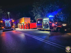 zdjęcie kolorowe przedstawiające wypadek drogowy oraz parawan straży pożarnej
