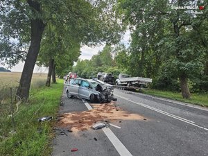 zdjęcie kolorowe przedstawiające uszkodzony pojazd w wyniku wypadku
