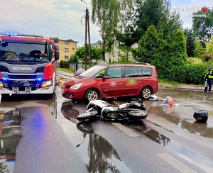 zdjęcie kolorowe przedstawiające pojazd oraz motocykl podczas zdarzenia drogowego oraz straż pożarną