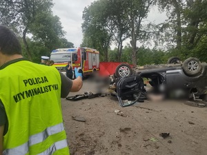 zdjęcie kolorowe przedstawiające służby ratunkowe oraz rozbite pojazdy na skutek wypadku