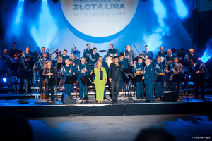Koncert policyjnej orkiestry z wokalistką Karoliną Leszko