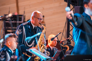 Koncert policyjnej orkiestry - zbliżenie na saksofonistę