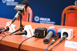 Mikrofony dziennikarzy leżące na stole