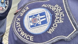 zdjęcie przedstawia zbliżenie na naszywkę na mundurze policjanta z Komisariatu Autostradowego Policji w Gliwicach