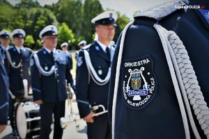 zdjęcie przedstawia zbliżenie na elementy umundurowania Orkiestry Komendy Wojewódzkiej Policji w Katowicach