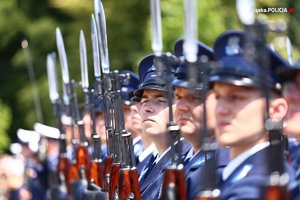 zdjęcie przedstawia policjantów kompanii honorowej