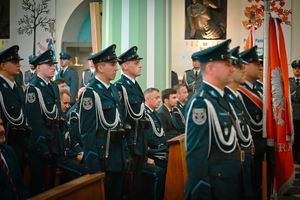 Na zdjęciu policjanci podczas mszy w kościele