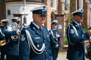 Na zdjęciu umundurowani policjanci orkiestry Komendy Wojewódzkiej Policji w Katowicach