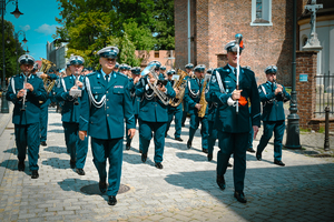 Na zdjęciu umundurowani policjanci orkiestry Komendy Wojewódzkiej Policji w Katowicach