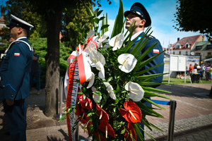 Na zdjęciu zbliżenie na wieniec kwiatów