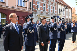 Na zdjęciu wojewoda śląski oraz komendant wojewódzki z zastępcami oddają honor