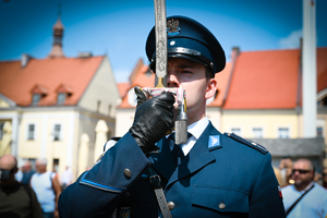 Na zdjęciu zbliżenie na policjanta kompanii honorowej