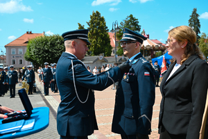 Na zdjęciu Zastępca Komendanta Głównego przypina medal Komendantowi Wojewódzkiemu